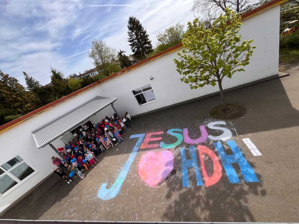 Die Schülerinnen und Schüler der FES Grundschule Heidenheim kreierten gemeinsam ein tolles Schulhofbild mit Luftballons zum Thema „Jesus liebt meine Stadt“