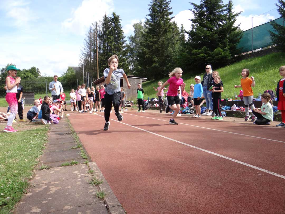 Die FES Grundschule bei den Bundesjugendspielen: Mit viel Spaß dabei.