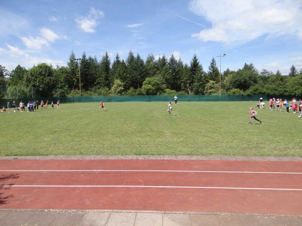 Die FES Grundschule bei den Bundesjugendspielen mit tollen Leistungen.