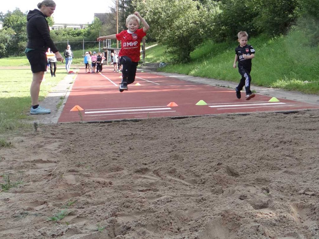 Die FES Grundschule bei den Bundesjugendspielen mit tollen Leistungen.