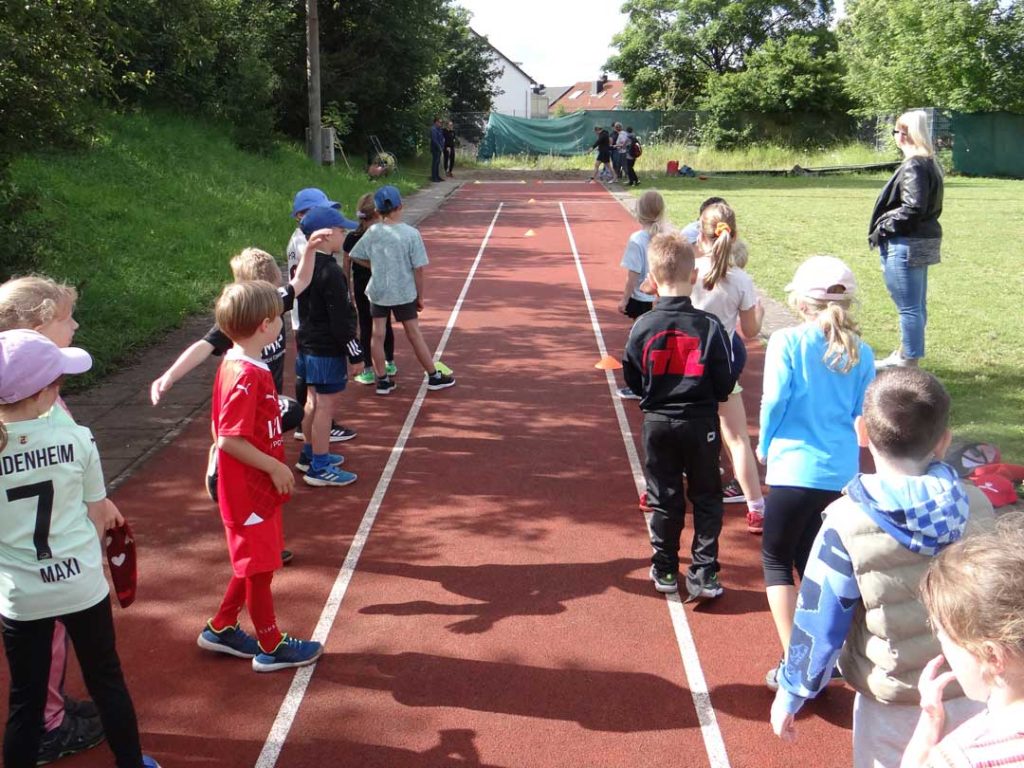 Die FES Grundschule bei den Bundesjugendspielen mit tollen Leistungen.