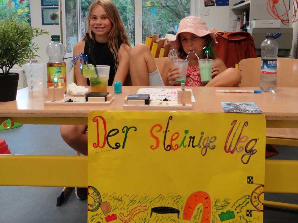 Ausgelassene Teilnehmerinnen am Sommerfest der FES Grundschule in Heidenheim