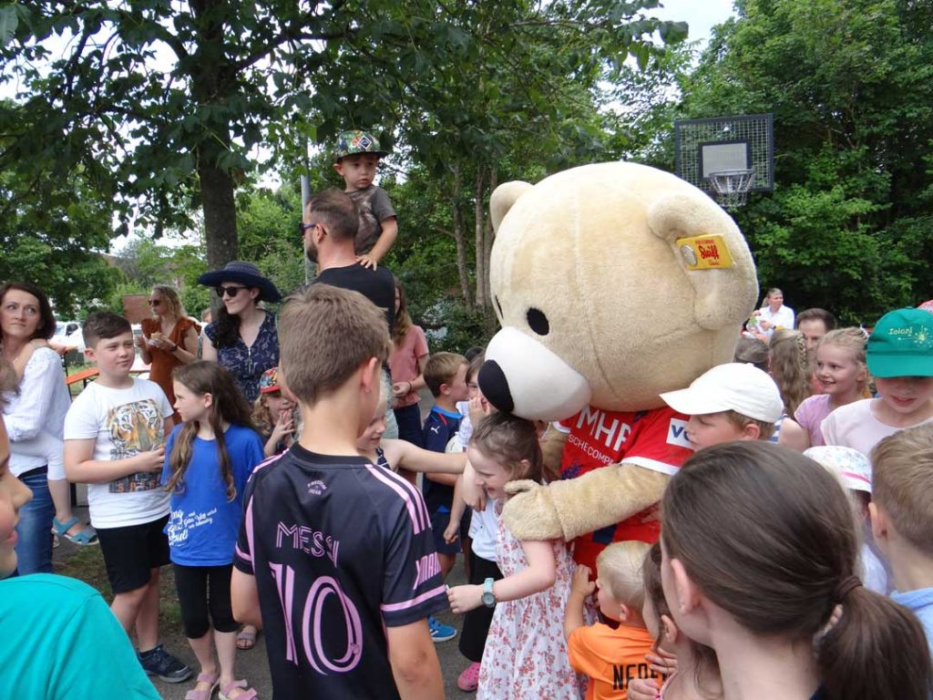 Paule, das Maskottchen des FCH, besucht das Sommerfest der Grundschule FES Heidenheim