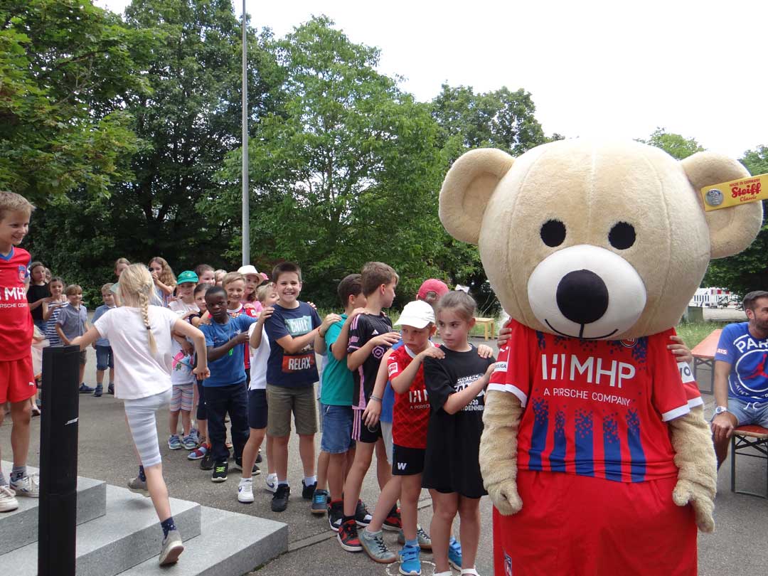 Paule, das Maskottchen des FCH, besucht das Sommerfest der Grundschule FES Heidenheim