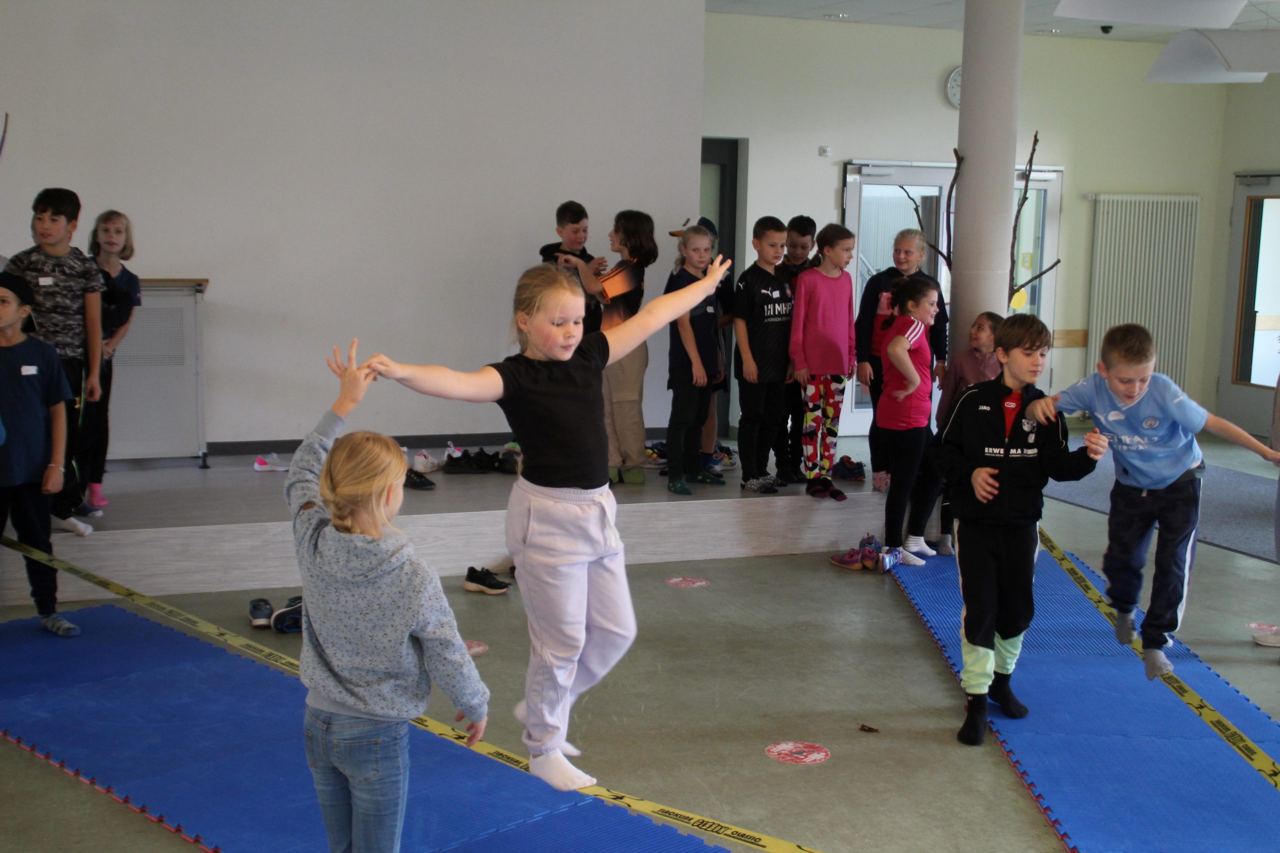 Unsere erste Kooperationsveranstaltung an der FES. FES Grundschüler der 4. Klasse schnuppern in unserem FES-Gymnasium und der FES Realschule.