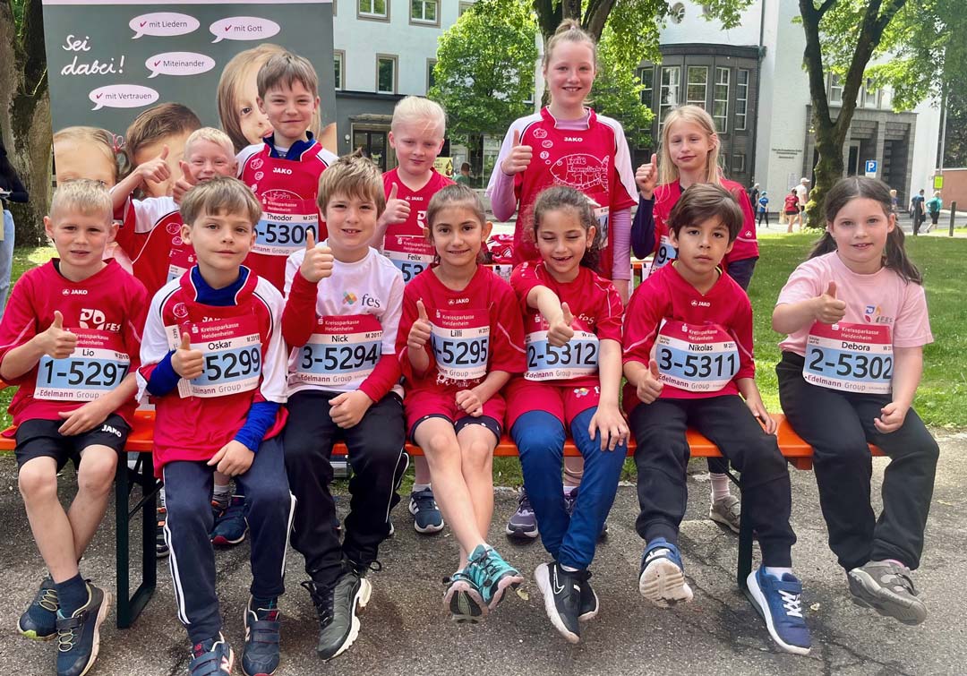 Gruppenbild der jungen Teilnehmer der FES Grundschule am Heidenheimer Stadtlauf 2025