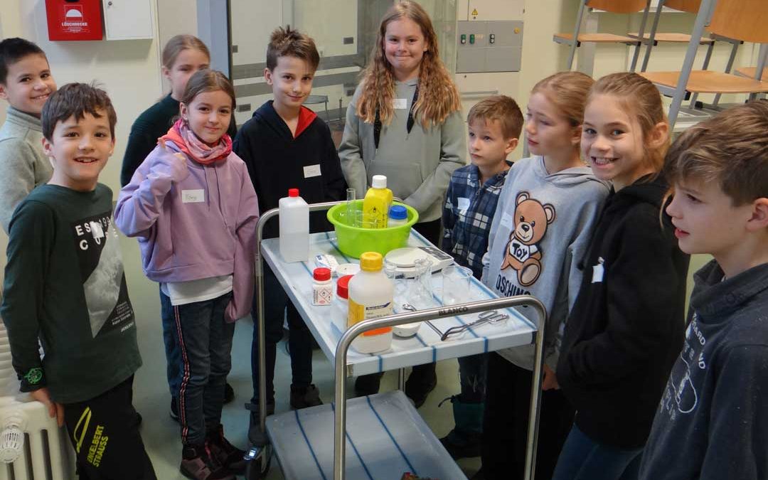 GROß RAUSKOMMEN: Grundschul-Kinder forschen an FES-Gymnasium und FES-Realschule