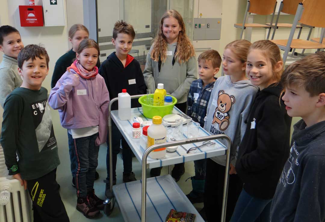 Schulkinder bei einem chemischen Experiment
