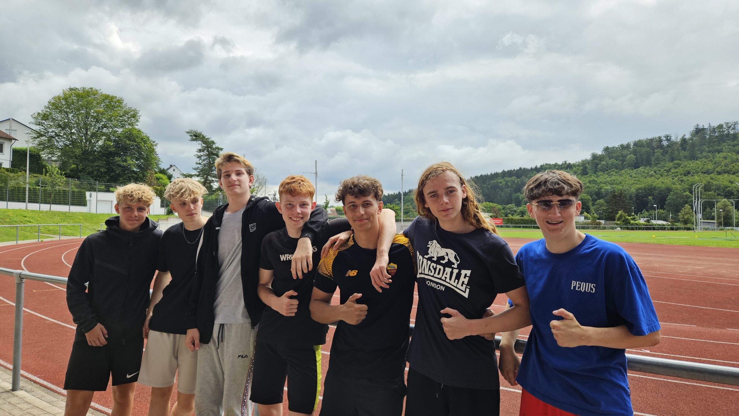 Die Schülerinnen und Schüler im Sparkassen Sportpark erleben viel spaß an dem Sporttag der FES Heidenheim.