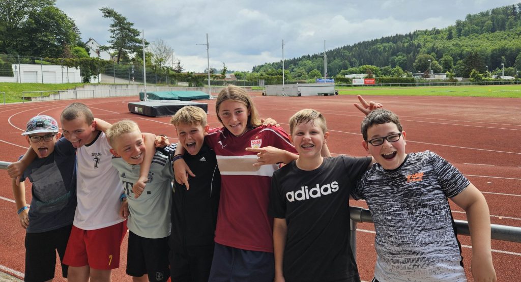 Die Schülerinnen und Schüler im Sparkassen Sportpark erleben viel spaß an dem Sporttag der FES Heidenheim.