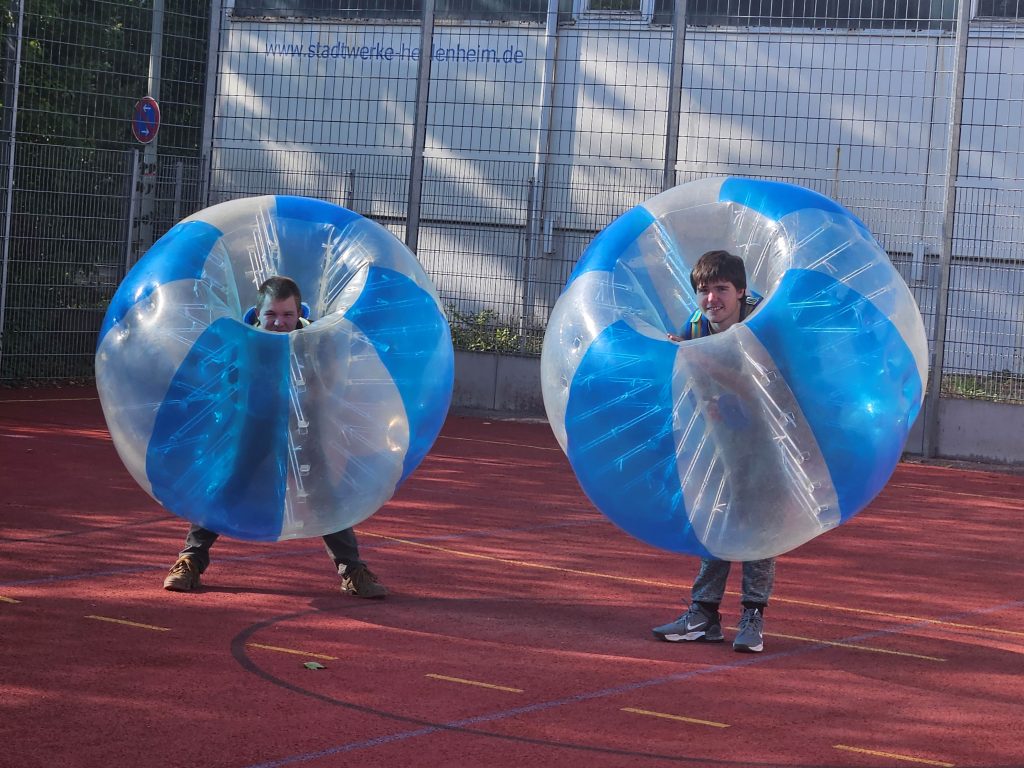 Schulstart der Schüler und Schülerinnen für das Schuljahr 2024/25. Bei uns ist was los. Welcome Party, Basics und vieles mehr.