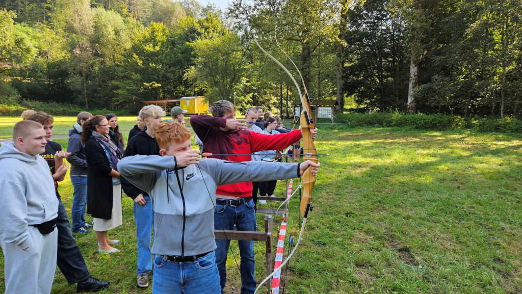 Schulstart der Schüler und Schülerinnen für das Schuljahr 2024/25. Bei uns ist was los. Welcome Party, Basics und vieles mehr.