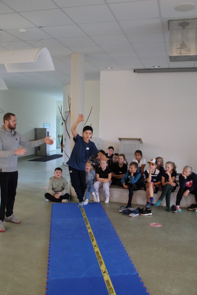 Unsere erste Kooperationsveranstaltung an der FES. FES Grundschüler der 4. Klasse schnuppern in unserem FES-Gymnasium und der FES Realschule.