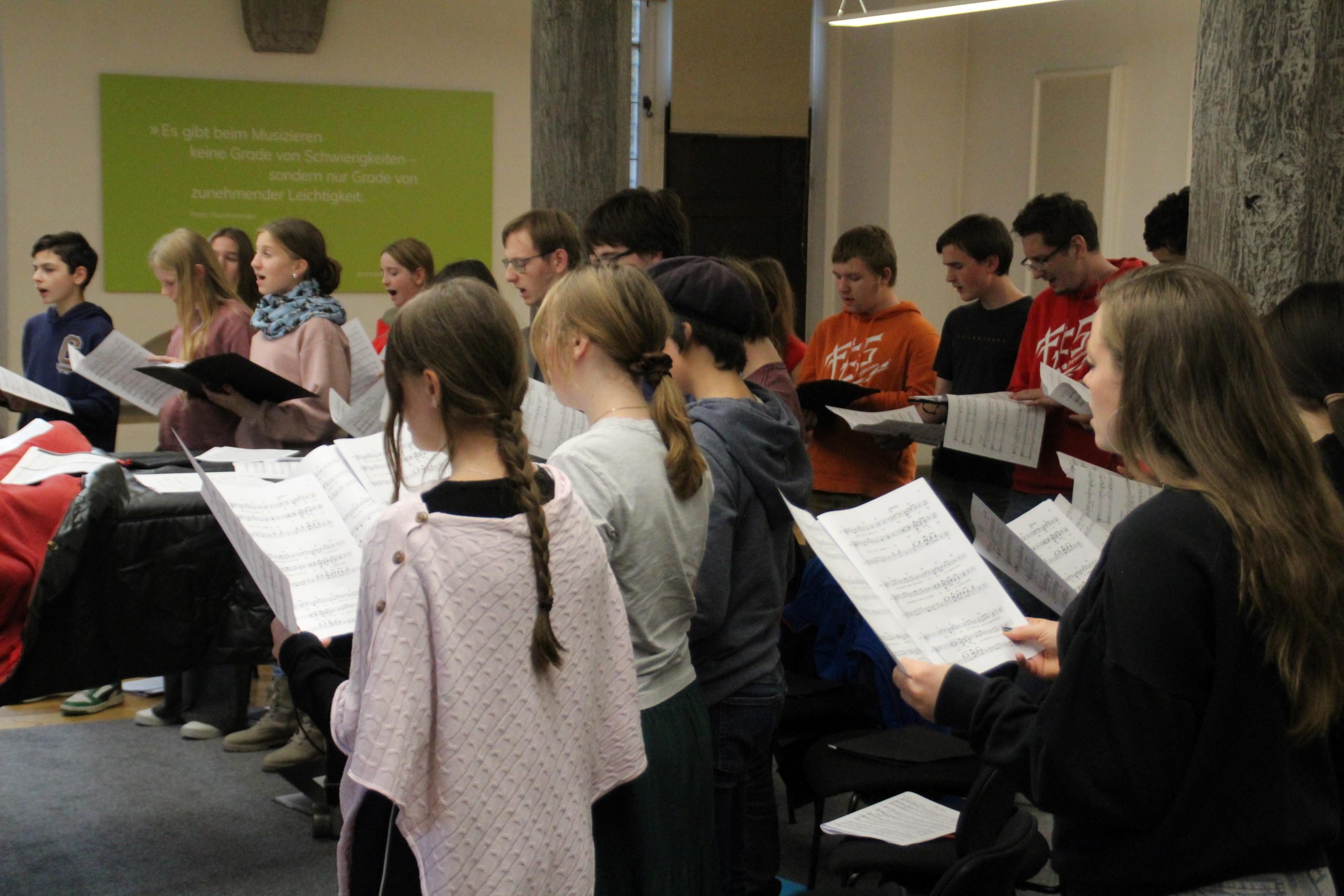 Der 25-köpfige Jugendchor unseres FES-Gymnasiums und der FES-Realschule probte an der Musikakademie Jeunesses Musicales in Weikersheim.