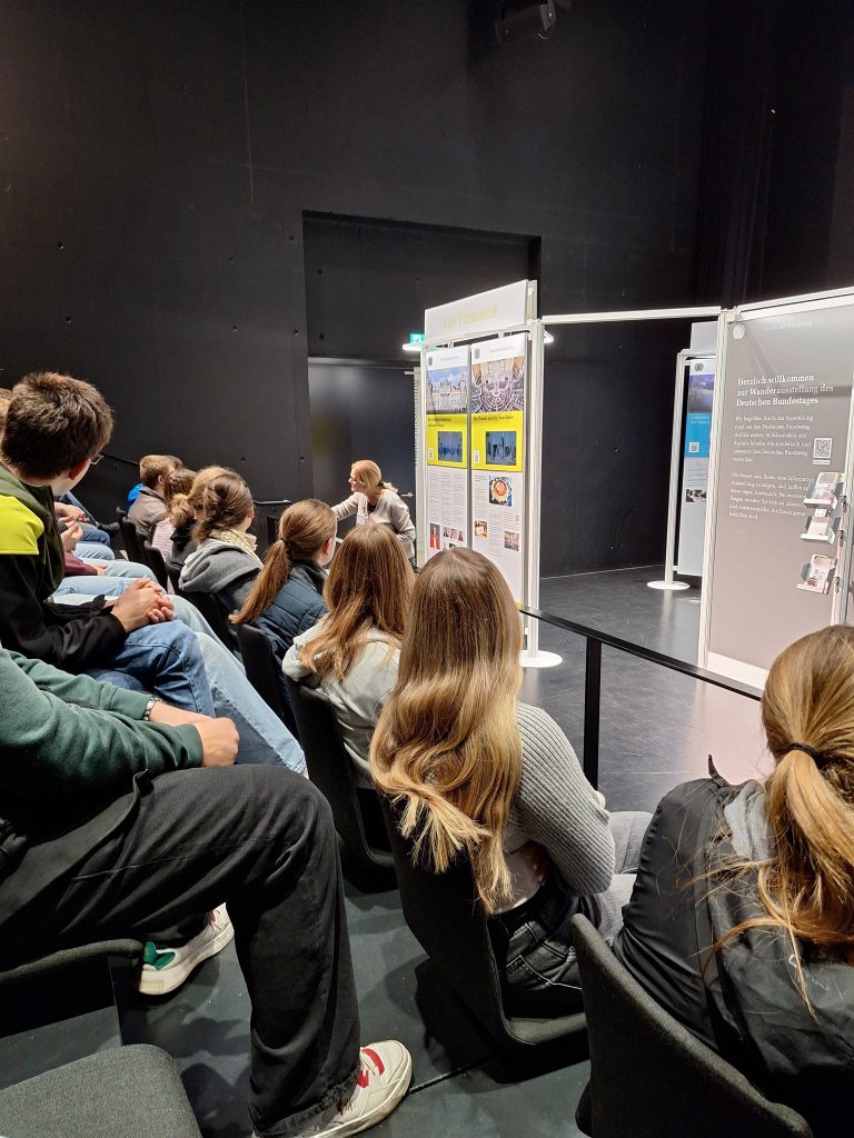 In der Woche vor den Herbstferien war in der Stadtbibliothek die Wanderausstellung des Deutschen Bundestags, die unsere Kursstufenschüler im Rahmen des Gemeinschaftskunde Unterrichts besucht haben.