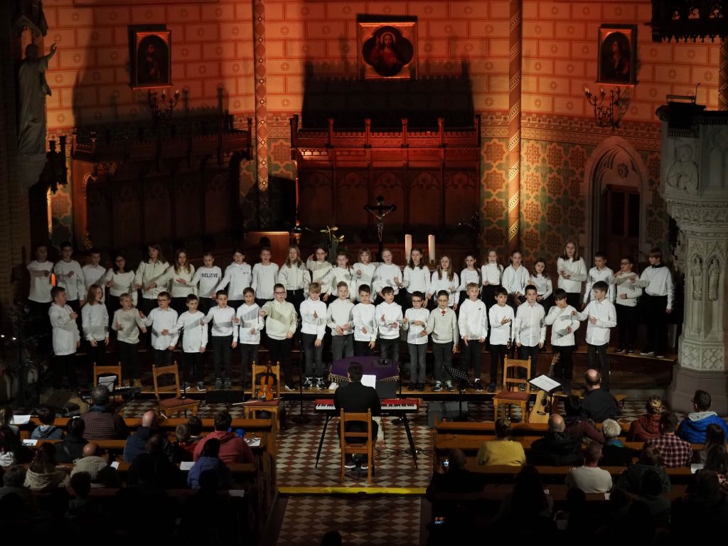 Der FES-Jugendchor mit Schülern im Alter von 13-18 Jahren unter Leitung von FES-Chorleiter Daniel Kindsvater bescherte Gänsehautfeeling mit adventlicher und vorweihnachtlicher Chormusik unterschiedlichster Stilistik – von geistlicher Chormusik über Gospel bis hin zu adventlichem Celtic Folk. Professionelle musikalische Begleitung für das vielfältige Chorprogramm des jungen Ensembles erfolgte durch die christliche Band „Königskind“, die selbst auch mit eigenen Titeln, untermalt von sanften Streicher – und Gitarrenklängen, vorweihnachtliche Klänge und tiefgründige Texte in die FES-Chorandacht einbrachten.