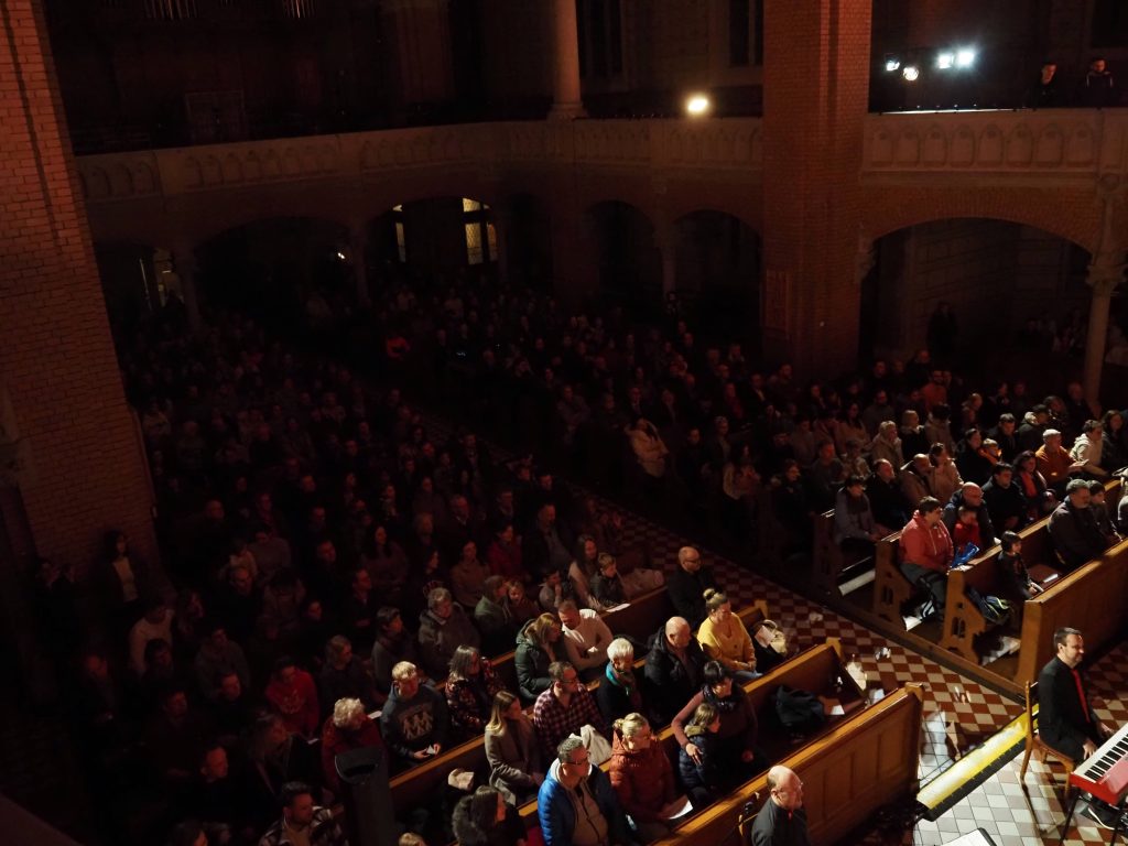 Der FES-Jugendchor mit Schülern im Alter von 13-18 Jahren unter Leitung von FES-Chorleiter Daniel Kindsvater bescherte Gänsehautfeeling mit adventlicher und vorweihnachtlicher Chormusik unterschiedlichster Stilistik – von geistlicher Chormusik über Gospel bis hin zu adventlichem Celtic Folk. Professionelle musikalische Begleitung für das vielfältige Chorprogramm des jungen Ensembles erfolgte durch die christliche Band „Königskind“, die selbst auch mit eigenen Titeln, untermalt von sanften Streicher – und Gitarrenklängen, vorweihnachtliche Klänge und tiefgründige Texte in die FES-Chorandacht einbrachten.