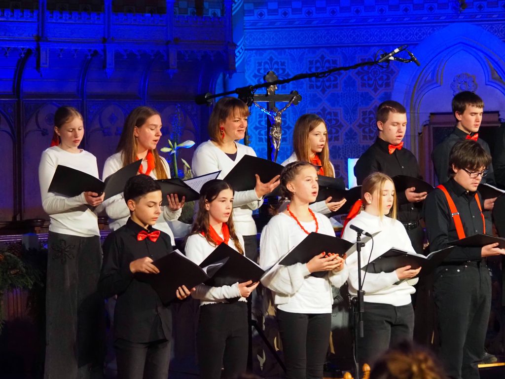 Der FES-Jugendchor mit Schülern im Alter von 13-18 Jahren unter Leitung von FES-Chorleiter Daniel Kindsvater bescherte Gänsehautfeeling mit adventlicher und vorweihnachtlicher Chormusik unterschiedlichster Stilistik – von geistlicher Chormusik über Gospel bis hin zu adventlichem Celtic Folk. Professionelle musikalische Begleitung für das vielfältige Chorprogramm des jungen Ensembles erfolgte durch die christliche Band „Königskind“, die selbst auch mit eigenen Titeln, untermalt von sanften Streicher – und Gitarrenklängen, vorweihnachtliche Klänge und tiefgründige Texte in die FES-Chorandacht einbrachten.