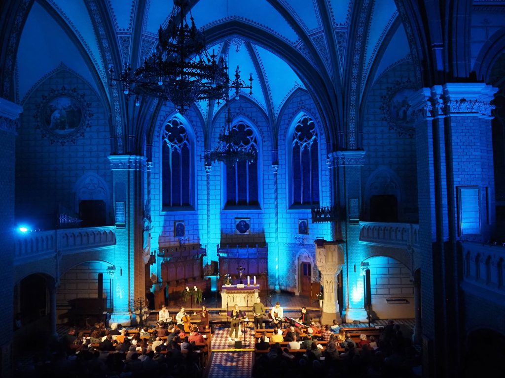 Der FES-Jugendchor mit Schülern im Alter von 13-18 Jahren unter Leitung von FES-Chorleiter Daniel Kindsvater bescherte Gänsehautfeeling mit adventlicher und vorweihnachtlicher Chormusik unterschiedlichster Stilistik – von geistlicher Chormusik über Gospel bis hin zu adventlichem Celtic Folk. Professionelle musikalische Begleitung für das vielfältige Chorprogramm des jungen Ensembles erfolgte durch die christliche Band „Königskind“, die selbst auch mit eigenen Titeln, untermalt von sanften Streicher – und Gitarrenklängen, vorweihnachtliche Klänge und tiefgründige Texte in die FES-Chorandacht einbrachten.