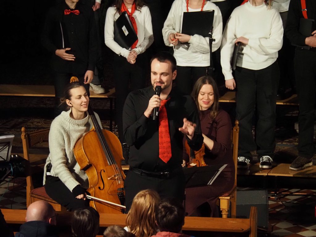 Der FES-Jugendchor mit Schülern im Alter von 13-18 Jahren unter Leitung von FES-Chorleiter Daniel Kindsvater bescherte Gänsehautfeeling mit adventlicher und vorweihnachtlicher Chormusik unterschiedlichster Stilistik – von geistlicher Chormusik über Gospel bis hin zu adventlichem Celtic Folk. Professionelle musikalische Begleitung für das vielfältige Chorprogramm des jungen Ensembles erfolgte durch die christliche Band „Königskind“, die selbst auch mit eigenen Titeln, untermalt von sanften Streicher – und Gitarrenklängen, vorweihnachtliche Klänge und tiefgründige Texte in die FES-Chorandacht einbrachten.