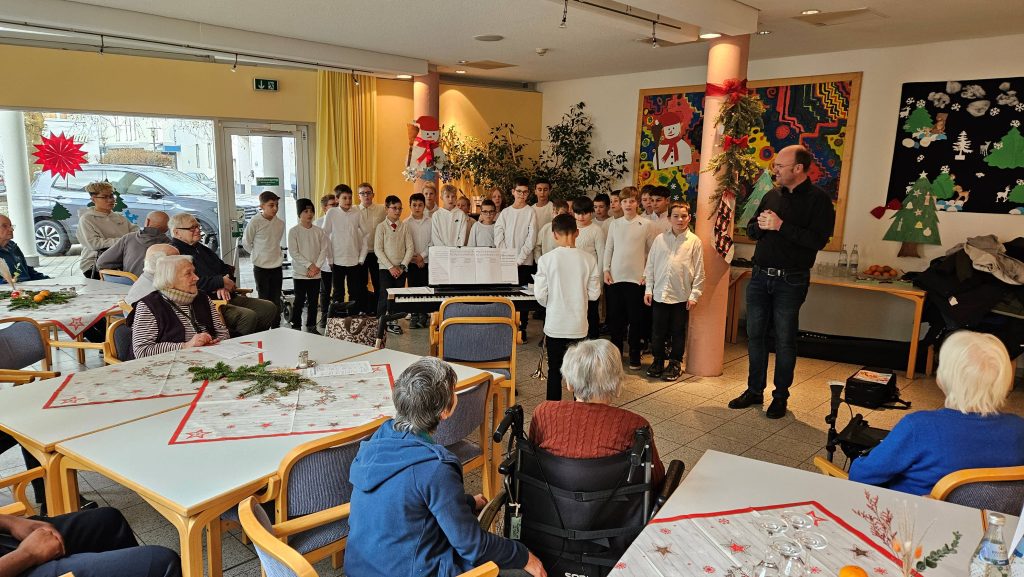 25 Jungen der 5.Klassen unseres FES-Gymnasiums und unserer FES-Realschule blickten bei ihrem Adventsliedersingen im Eugen-Lederer-Altenzentrum in HDH.