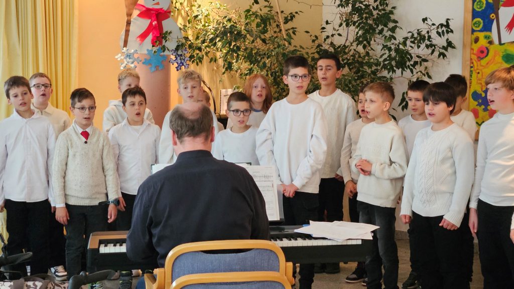 25 Jungen der 5.Klassen unseres FES-Gymnasiums und unserer FES-Realschule blickten bei ihrem Adventsliedersingen im Eugen-Lederer-Altenzentrum in HDH.