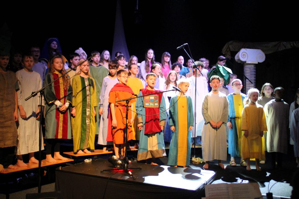 65 Schülerinnen und Schüler aus FES-Gymnasium und FES-Realschule brachten das biblische Musical "Johannes der Täufer" auf die Bühne des großen Saals der Brückengemeinde HDH. Die Produktion des 6. Klassen unserer Schule begeisterte mit eingängiger Musik, farbenfroher Inszenierung und klarer Botschaft.