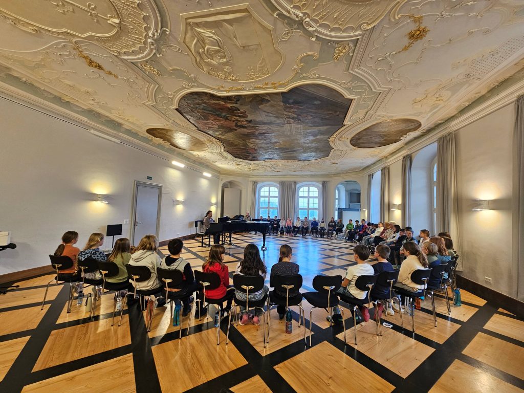 Gern hätte man sich alles noch genauer angeschaut, aber im Vordergrund stand in den drei Chorprobentagen an der Musikakademie in Kloster Ochsenhausen, die im Januar unmittelbar in der Woche nach den Weihnachtsferien stattfanden, die Vorbereitung und Einstudierung des diesjährigen Klassenmusiktheaterprojekts.