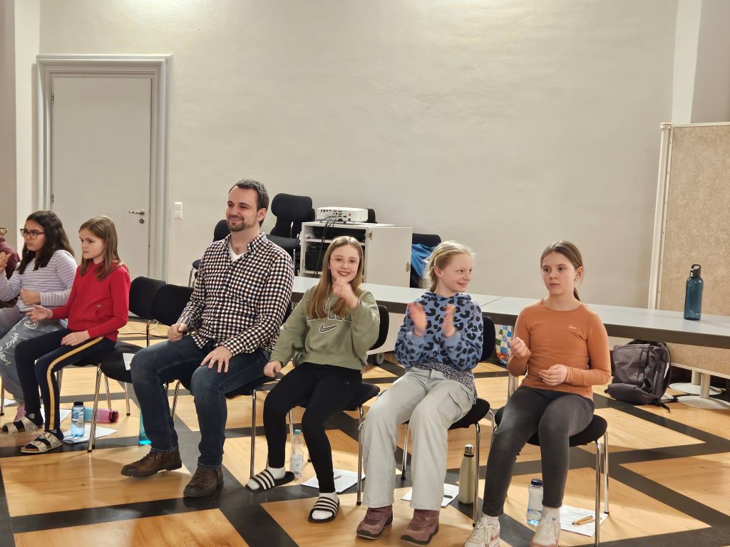 Gern hätte man sich alles noch genauer angeschaut, aber im Vordergrund stand in den drei Chorprobentagen an der Musikakademie in Kloster Ochsenhausen, die im Januar unmittelbar in der Woche nach den Weihnachtsferien stattfanden, die Vorbereitung und Einstudierung des diesjährigen Klassenmusiktheaterprojekts.