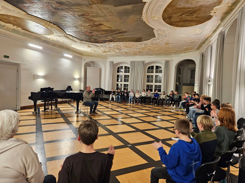 Gern hätte man sich alles noch genauer angeschaut, aber im Vordergrund stand in den drei Chorprobentagen an der Musikakademie in Kloster Ochsenhausen, die im Januar unmittelbar in der Woche nach den Weihnachtsferien stattfanden, die Vorbereitung und Einstudierung des diesjährigen Klassenmusiktheaterprojekts.