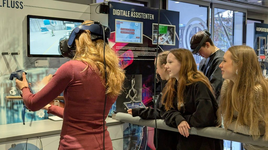 Schüler des FES-Gymnasiums und der FES-Realschule erkunden Berufe mit Zukunft: Erlebnis-Lern-Truck an der Freien Evangelischen Schule Heidenheim