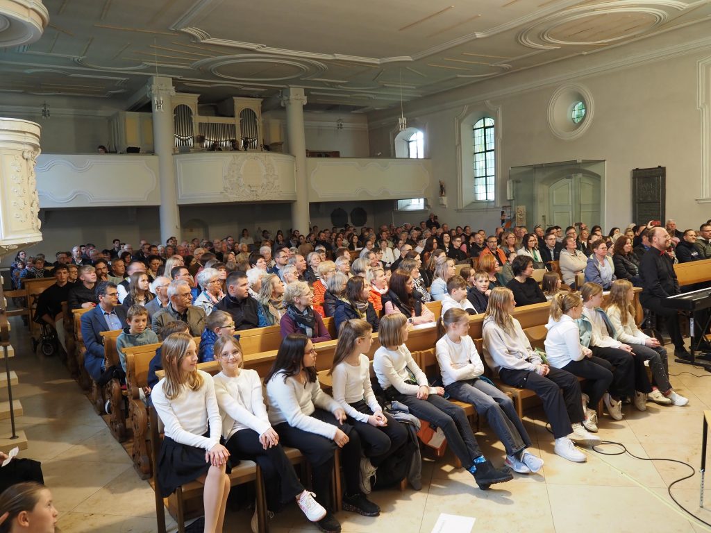 Voll besetzt war die evangelische Königsbronner Kirche beim Chorkonzert der Chöre des FES-Gymnasiums und der FES-Realschule. Die konzertante Veranstaltung gestalteten die Schüler aus den Klassenstufen 5 -12 als musikalische Liederreise unter dem Motto „Einfach mal den Akku aufladen…“