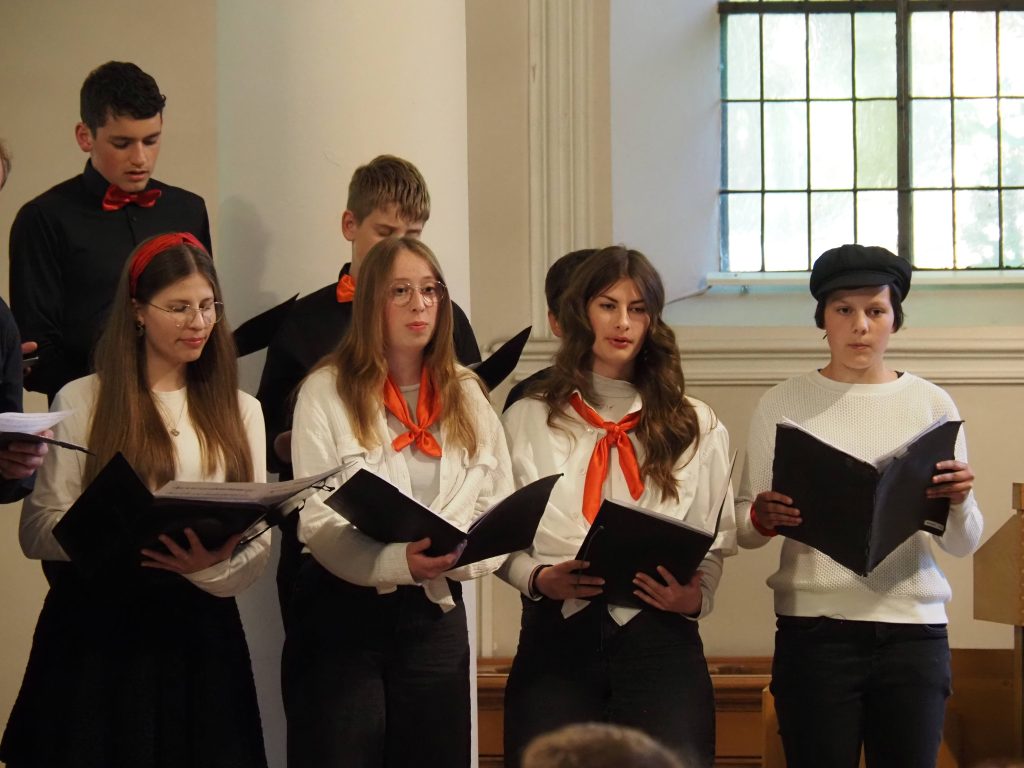 Voll besetzt war die evangelische Königsbronner Kirche beim Chorkonzert der Chöre des FES-Gymnasiums und der FES-Realschule. Die konzertante Veranstaltung gestalteten die Schüler aus den Klassenstufen 5 -12 als musikalische Liederreise unter dem Motto „Einfach mal den Akku aufladen…“
