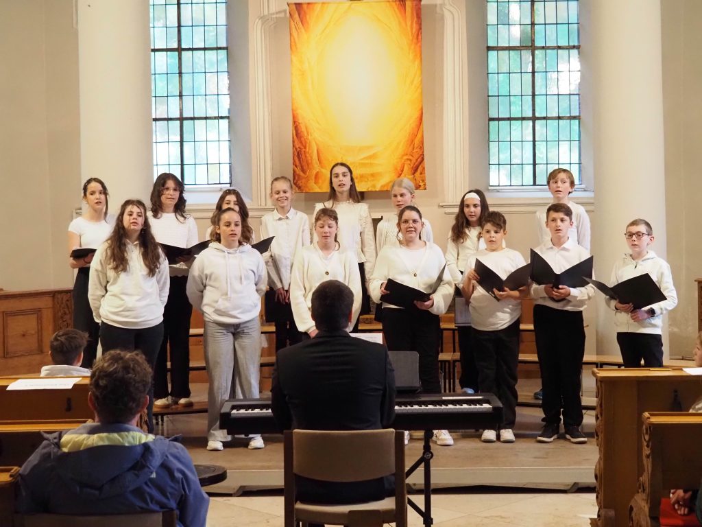 Voll besetzt war die evangelische Königsbronner Kirche beim Chorkonzert der Chöre des FES-Gymnasiums und der FES-Realschule. Die konzertante Veranstaltung gestalteten die Schüler aus den Klassenstufen 5 -12 als musikalische Liederreise unter dem Motto „Einfach mal den Akku aufladen…“