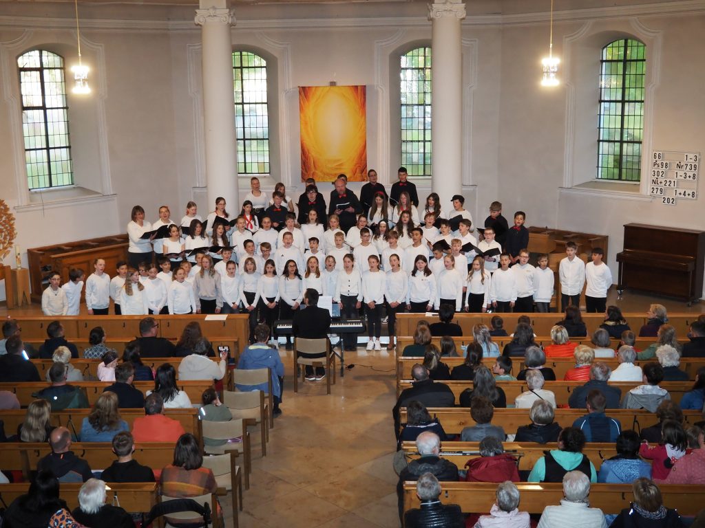 Voll besetzt war die evangelische Königsbronner Kirche beim Chorkonzert der Chöre des FES-Gymnasiums und der FES-Realschule. Die konzertante Veranstaltung gestalteten die Schüler aus den Klassenstufen 5 -12 als musikalische Liederreise unter dem Motto „Einfach mal den Akku aufladen…“