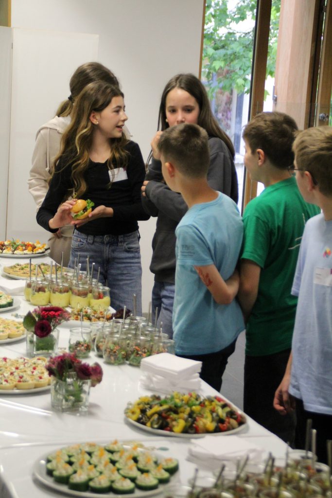 Bei einem großen Festakt im Hospitalhof in Stuttgart, mit mehr als 200 Gästen aus Kirche, Politik und Bildung, darunter Volker Schebesta (MdL), Staatssekretär im Ministerium für Kultus, Jugend und Sport, und Landesbischof Ernst-Wilhelm Gohl, wurden Schülerinnen und Schüler der Jahrgangstufe 6 unseres FES-Gymnasiums und unserer FES-Realschule für ihren eingereichten Wettbewerbsbeitrag honoriert und erhielten einem mit 1.000 EUR dotierten 1. Preis.
