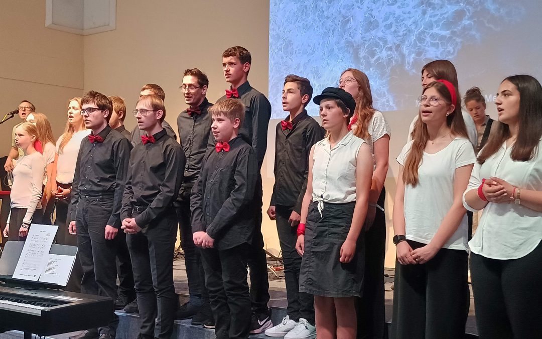 FES-Jugendchor auf Gemeindetour: Chormusik und Worship in der ev. Christusgemeinde (FeG) Steinheim am Albuch