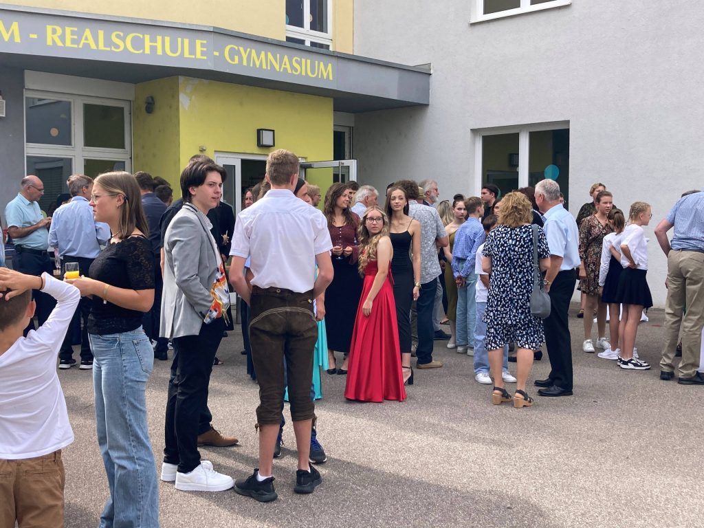 An der FES-Realschule gab es viele Auszeichnungen zur abgelegten Mittleren Reifeprüfung 2025
7 Preise, 5 Belobigungen und zahlreiche Fachpreise gab es für die diesjährigen Abschlussschüler an unserer FES-Realschule.
