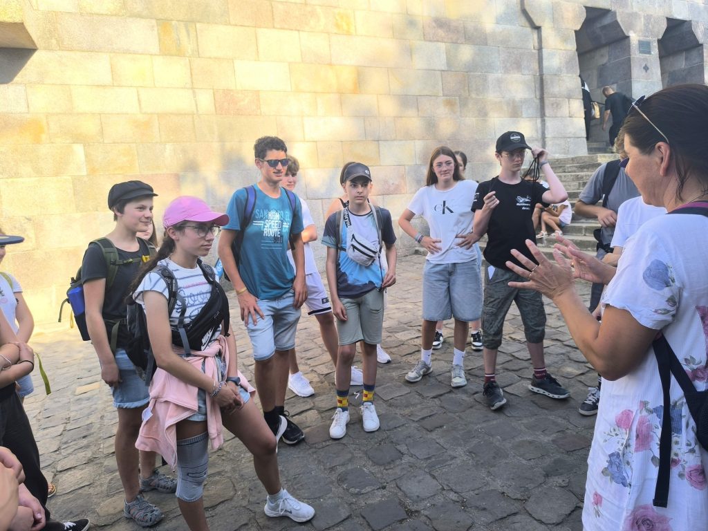 "Die FES-Spezialeinheit", bestehend aus 20 FES-Schülern der Klassen 7 und 8 des FES-Gymnasium und zwei unerschrockenen Lehrkräften, hat sich Ende Juni zu einer Exkursion in der Seine-Metropole aufgemacht und dort vier Tage lang eine Menge erlebt!