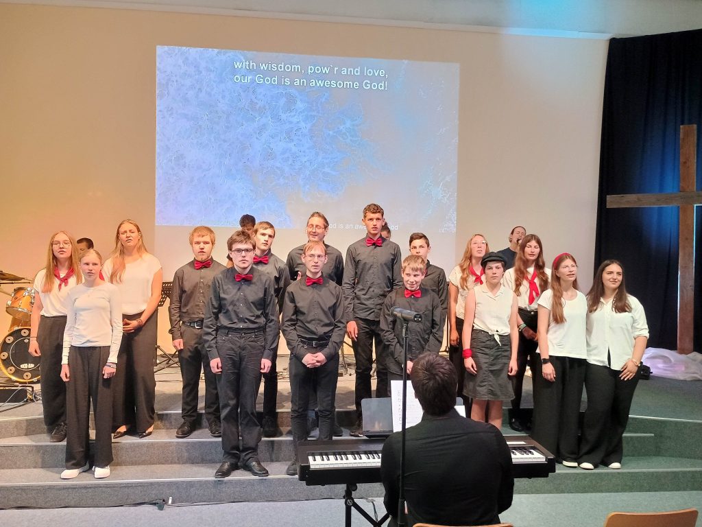 FES-Jugendchor auf Gemeindetour: Chormusik und Worship in der ev. Christusgemeinde (FeG) Steinheim am Albuch
Seit vielen Jahren schon gestalten Schülerinnen und Schüler in den unterschiedlichen Chören und Vokalensembles der FES-Realschule und des FES-Gymnasiums im Laufe eines Schuljahres Gottesdienste in und um Heidenheim musikalisch mit oder treten mit einem musikalischen Programm in sozialen Einrichtungen der Region auf. 