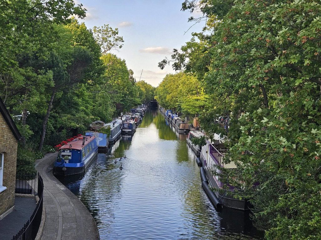 Londonfahrt 2025 – Sprachreise am FES-Gymnasium
Big Ben is calling, hieß es für die Kursstufe 1 und die Klasse 10G des FES-Gymnasium, die fünf Tage im wunderschönen London verbringen durften. Fünf Tage voller Kultur und Abenteuer, aber auch Zeit für eine Tasse Tee und einen Besuch im Pub! 
