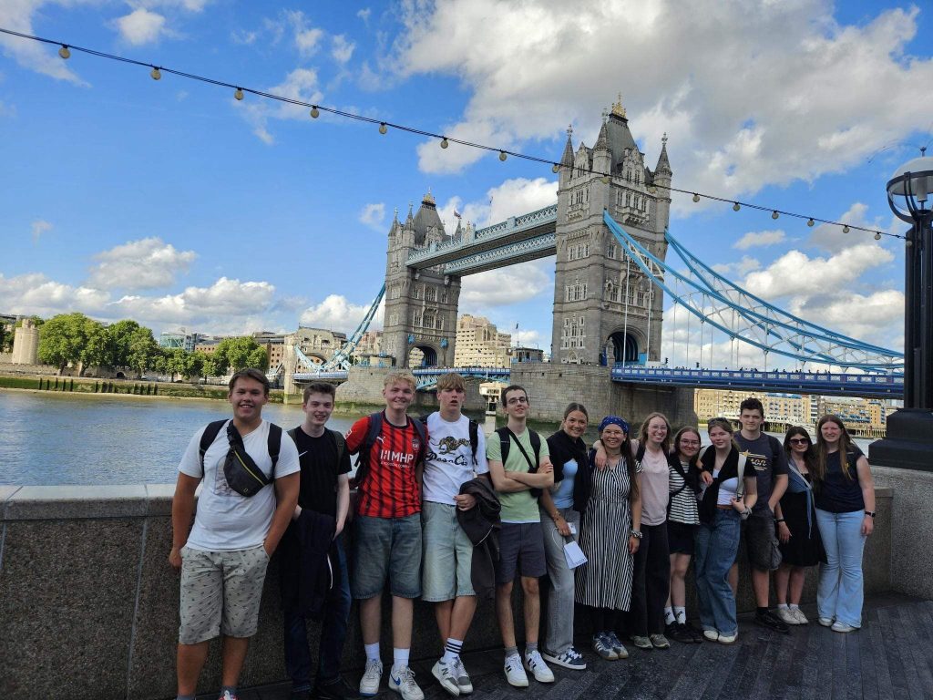 Londonfahrt 2025 – Sprachreise am FES-Gymnasium
Big Ben is calling, hieß es für die Kursstufe 1 und die Klasse 10G des FES-Gymnasium, die fünf Tage im wunderschönen London verbringen durften. Fünf Tage voller Kultur und Abenteuer, aber auch Zeit für eine Tasse Tee und einen Besuch im Pub! 
