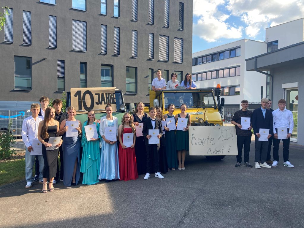 An der FES-Realschule gab es viele Auszeichnungen zur abgelegten Mittleren Reifeprüfung 2025
7 Preise, 5 Belobigungen und zahlreiche Fachpreise gab es für die diesjährigen Abschlussschüler an unserer FES-Realschule.
