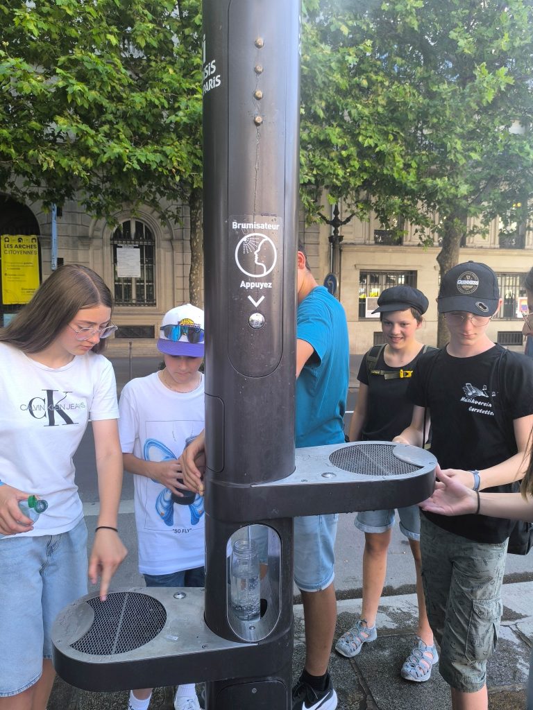 "Die FES-Spezialeinheit", bestehend aus 20 FES-Schülern der Klassen 7 und 8 des FES-Gymnasium und zwei unerschrockenen Lehrkräften, hat sich Ende Juni zu einer Exkursion in der Seine-Metropole aufgemacht und dort vier Tage lang eine Menge erlebt!