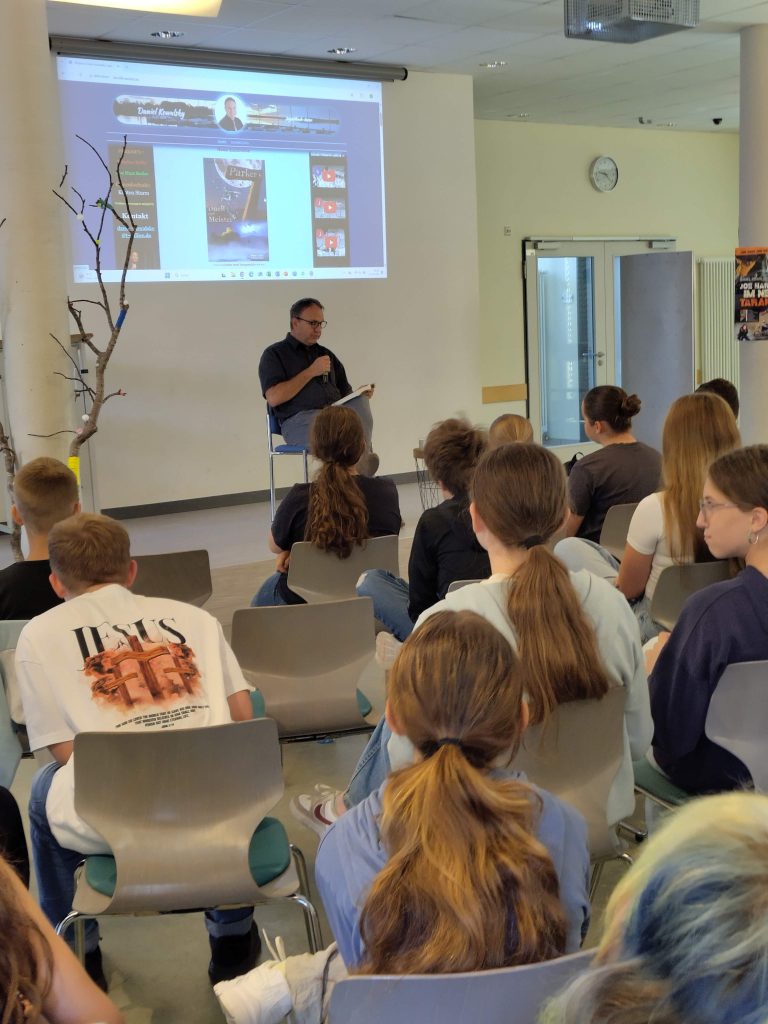 Am vergangenen Freitag begrüßten wir den erfolgreichen christlichen Autor Daniel Kowalsky an der FES Heidenheim. Im Rahmen der verschiedenen Autorenlesungen entführte Herr Kowalsky Schüler aus der FES-Grundschule, der FES-Realschule und des FES-Gymnasium in die faszinierende Welt seiner Abenteuer-Bücher.