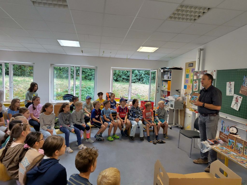 Am vergangenen Freitag begrüßten wir den erfolgreichen christlichen Autor Daniel Kowalsky an der FES Heidenheim. Im Rahmen der verschiedenen Autorenlesungen entführte Herr Kowalsky Schüler aus der FES-Grundschule, der FES-Realschule und des FES-Gymnasium in die faszinierende Welt seiner Abenteuer-Bücher.