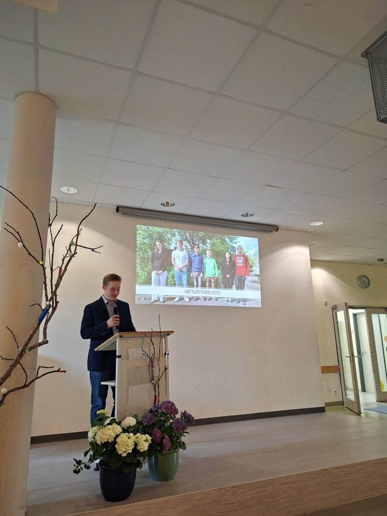 Mit Zeugnis der Allgemeinen Hochschulreife in der Tasche verabschiedet
Es ist geschafft! Acht Jahre lang haben die Schülerinnen und Schüler des Gymnasiums unserer Freien Evangelischen Schule darauf hingearbeitet. Jetzt haben sie die Reifeprüfung in der Tasche.
