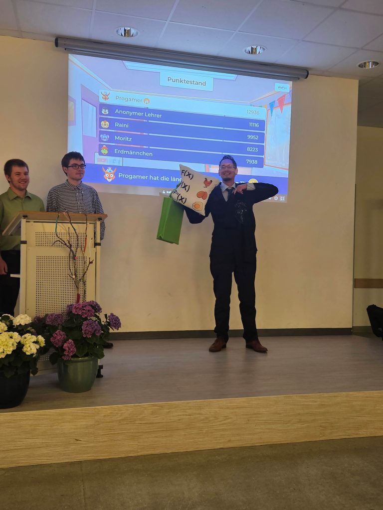 Mit Zeugnis der Allgemeinen Hochschulreife in der Tasche verabschiedet
Es ist geschafft! Acht Jahre lang haben die Schülerinnen und Schüler des Gymnasiums unserer Freien Evangelischen Schule darauf hingearbeitet. Jetzt haben sie die Reifeprüfung in der Tasche.
