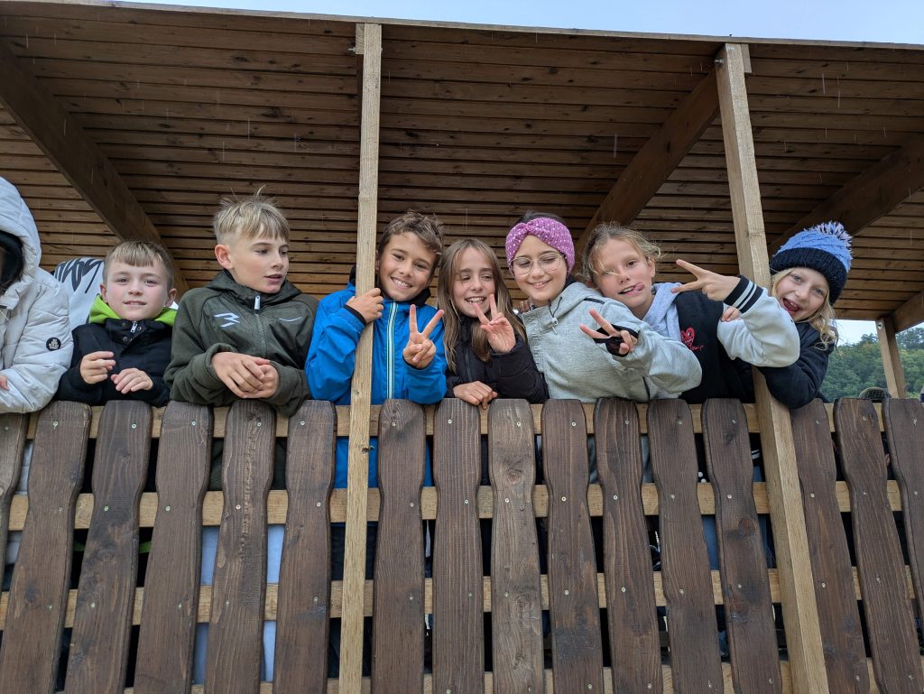 Unsere Jüngsten, die neuen Klassen 5R und 5G, machten sich gemeinsam auf zu den Kennenlerntagen auf dem Stettenhof.