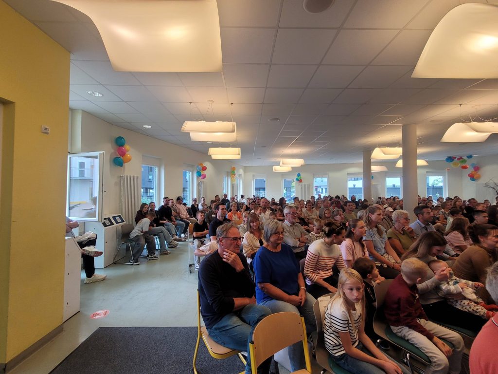 HERZLICH WILLKOMMEN den neuen Schülerinnen und Schüler aus den Klassen 5G und 5R!
Den besonderen Tag der Schulaufnahme an das FES-Gymnasium und die FES-Realschule feierten wir mit unserer WELCOME-PARTY in unserer Aula. 